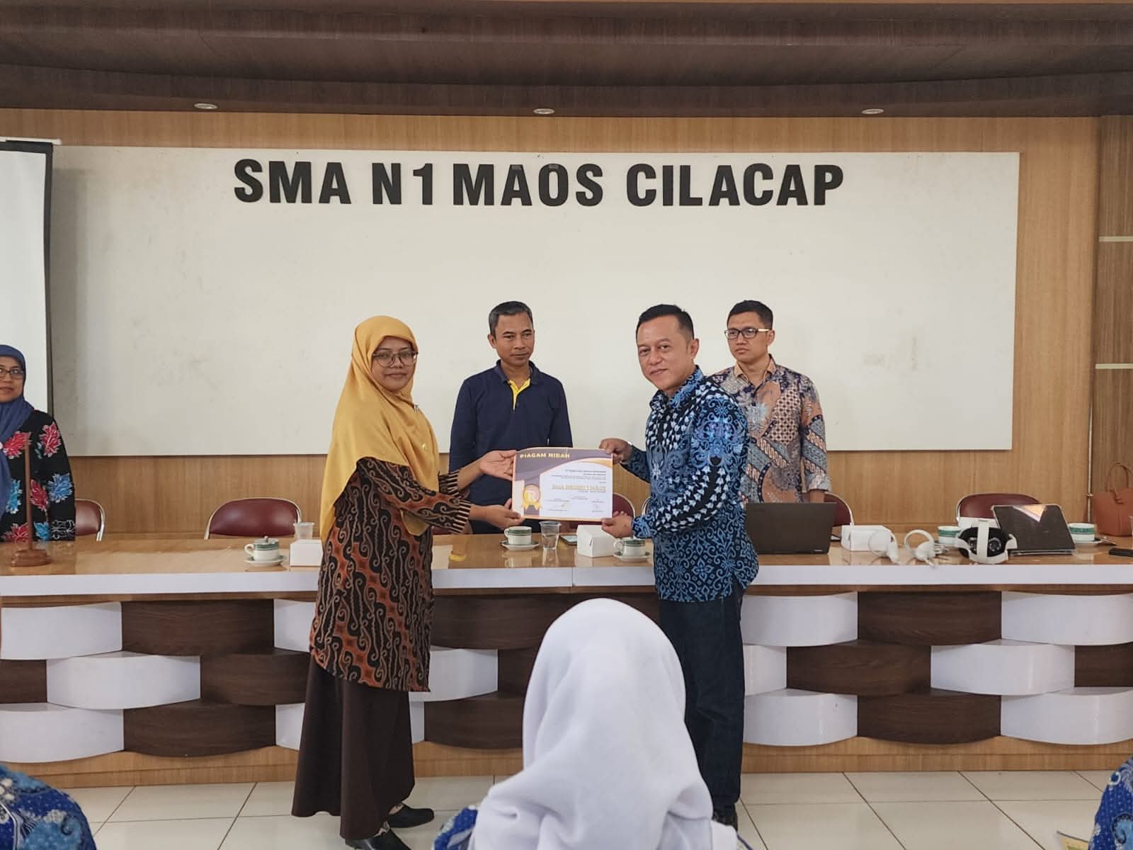 thumbnailALBUM HIBAH APLIKASI AI (EON REALITY) DARI  FKKB SMANJIMAS UNTUK  SISWA DAN GURU SMA N 1 MAOS